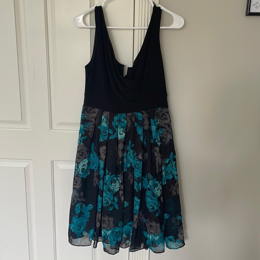 Never worn White House Black Market dress NWT. Very flattering cut.
